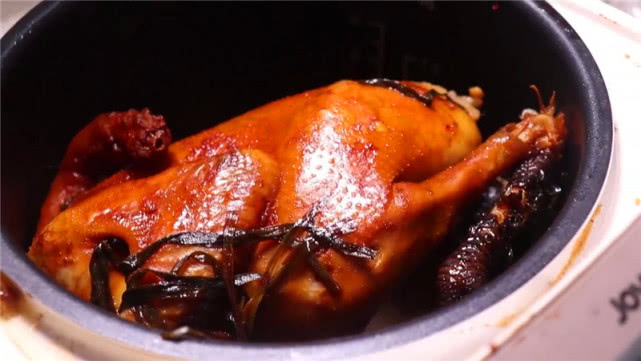 整只鸡放进电饭锅一点水也不加,加水不放油电饭锅清炖鸡