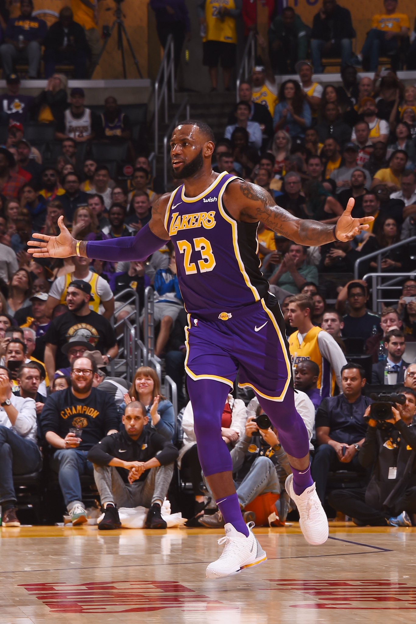 NBA今日球鞋精选：库里唐斯上脚万圣节特别款罗斯50分战靴诞生