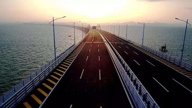 南岸这群人：在港珠澳大桥上铺路！铺成世界之最！