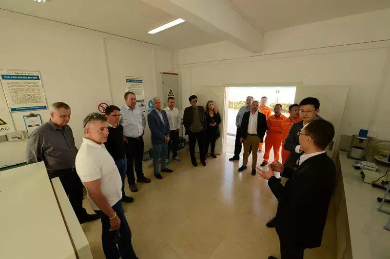 南岸这群人：在港珠澳大桥上铺路！铺成世界之最！