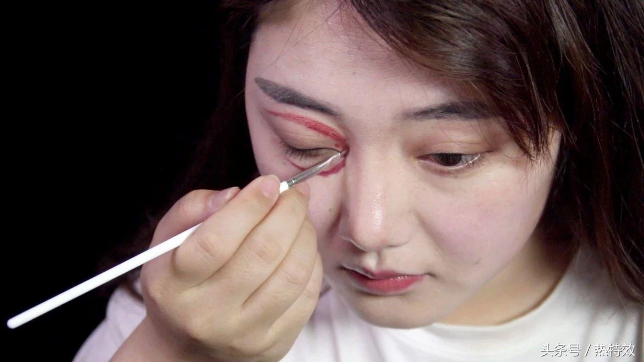 眼睛周围淤青如何化妆遮盖,眼睛淤青化妆教程