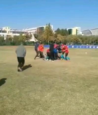 围殴裁判现场视频,足球因为不公平而暴打裁判