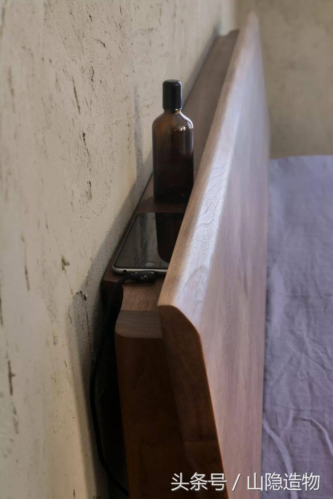 一个卧室一张双人床,一个房间两张实木床照片