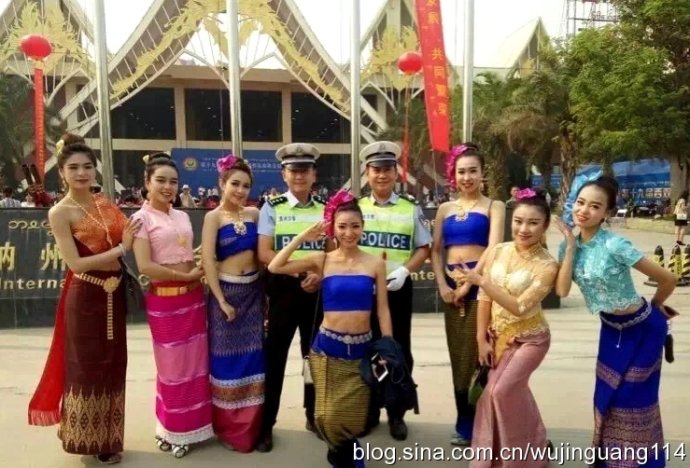 美女云南西双版纳傣族泼水节歌舞,2010西双版纳傣族万人泼水节