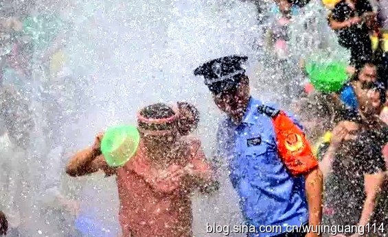 美女云南西双版纳傣族泼水节歌舞,2010西双版纳傣族万人泼水节