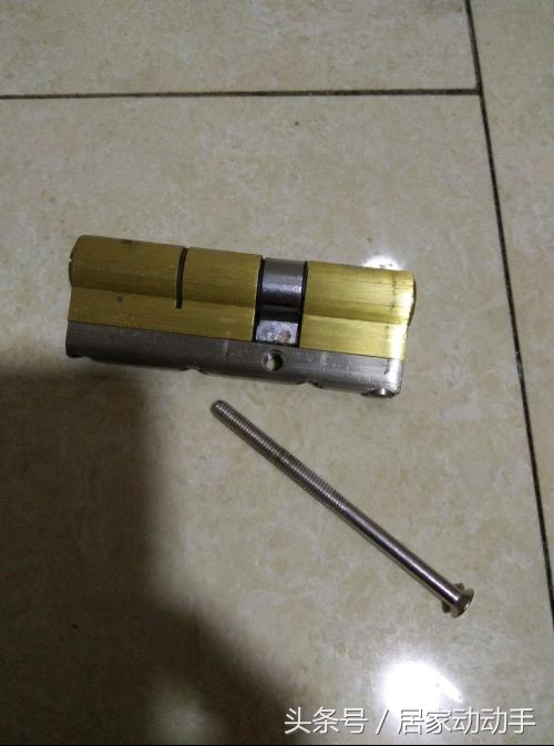 门锁锁芯拆装,智能锁安装师傅更换锁芯