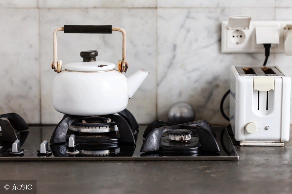 燃气灶没有电池可以用打火机吗,燃气灶不搭电池的打火原理