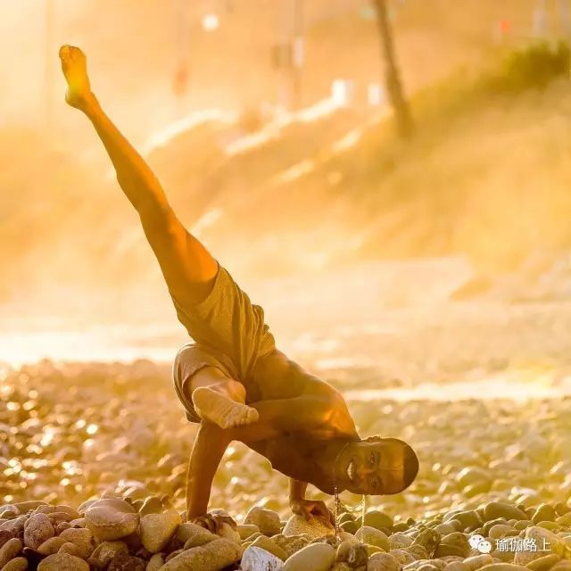 男人裸体瑜伽？一开始我的内心是拒绝的