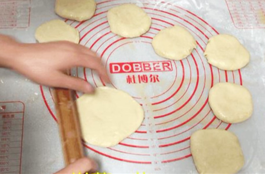 一碗面粉两个鸡蛋香甜又酥脆,面粉鸡蛋简单早餐10分钟搞定