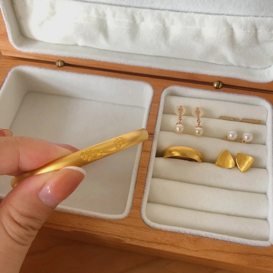 足金和999的足金首饰哪个贵,足金999的首饰和足金有什么区别