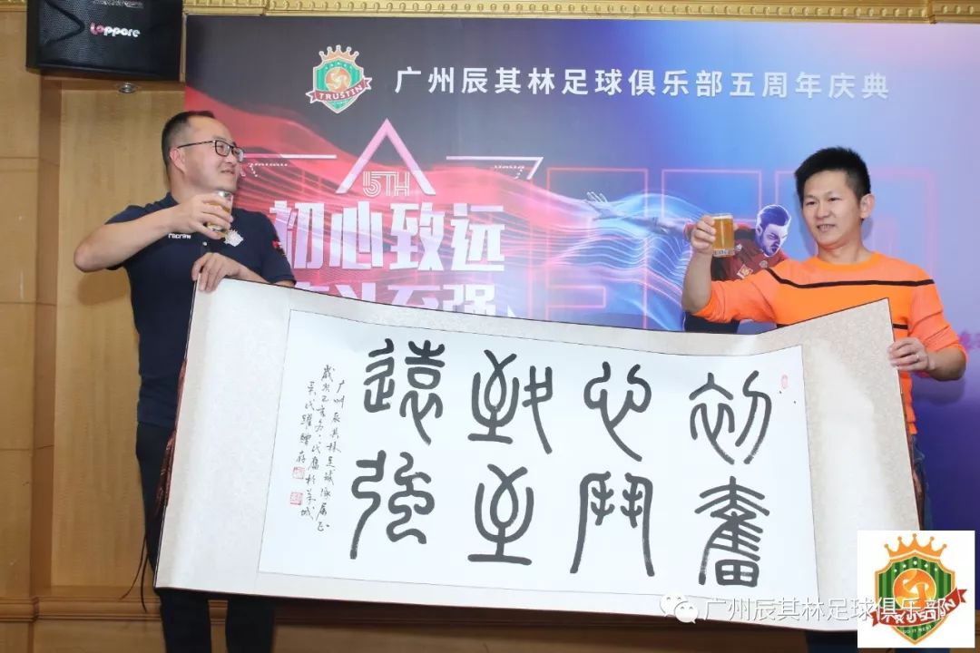 疫情隔离不隔爱主题,足球接力共同抗击疫情