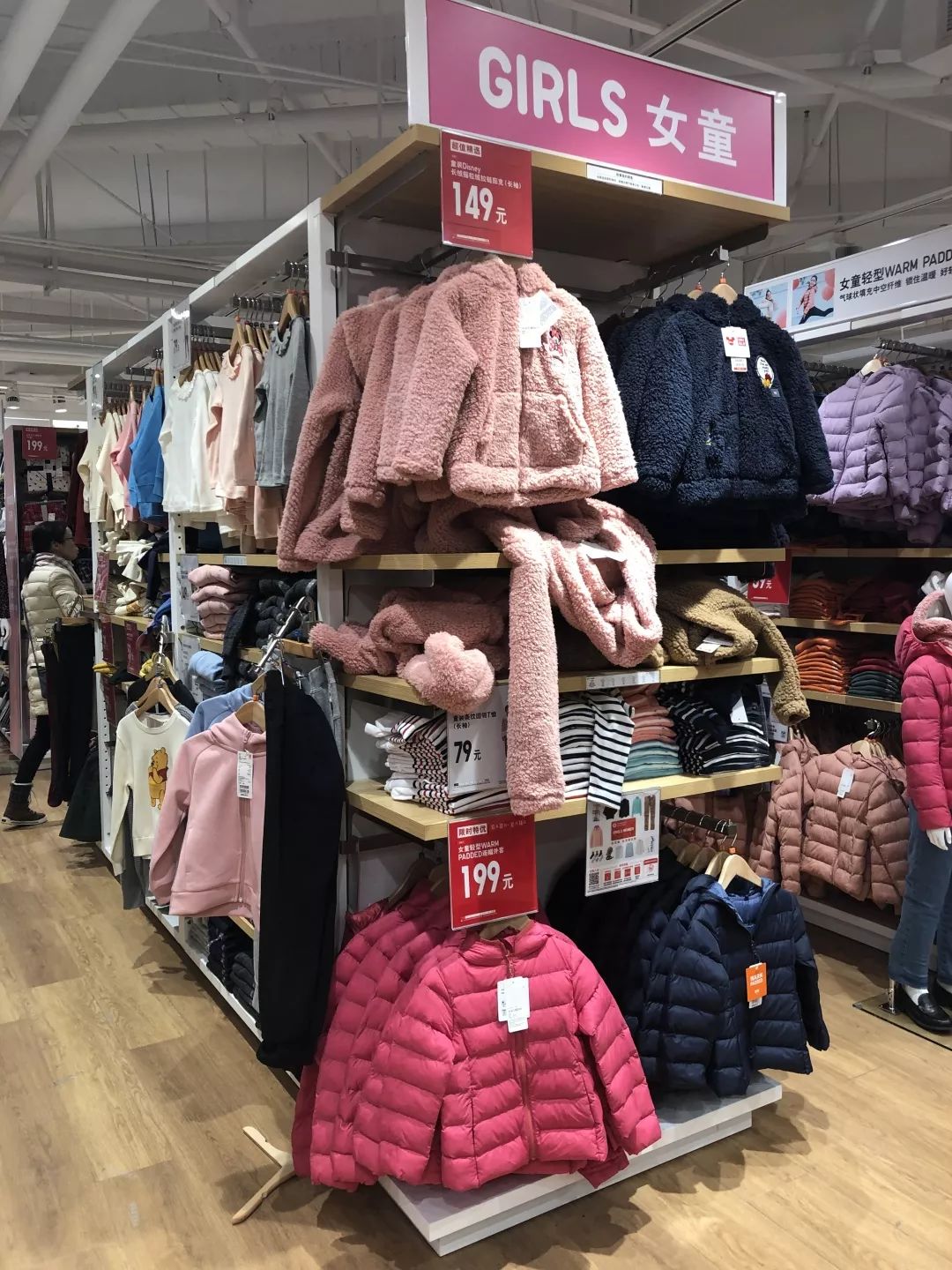 我带身高155的同事来到童装部，结果她逛疯了……