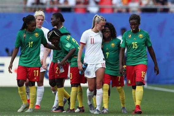 女足世界杯喀麦隆判罚,对着裁判吐口水被裁判一脚踢飞