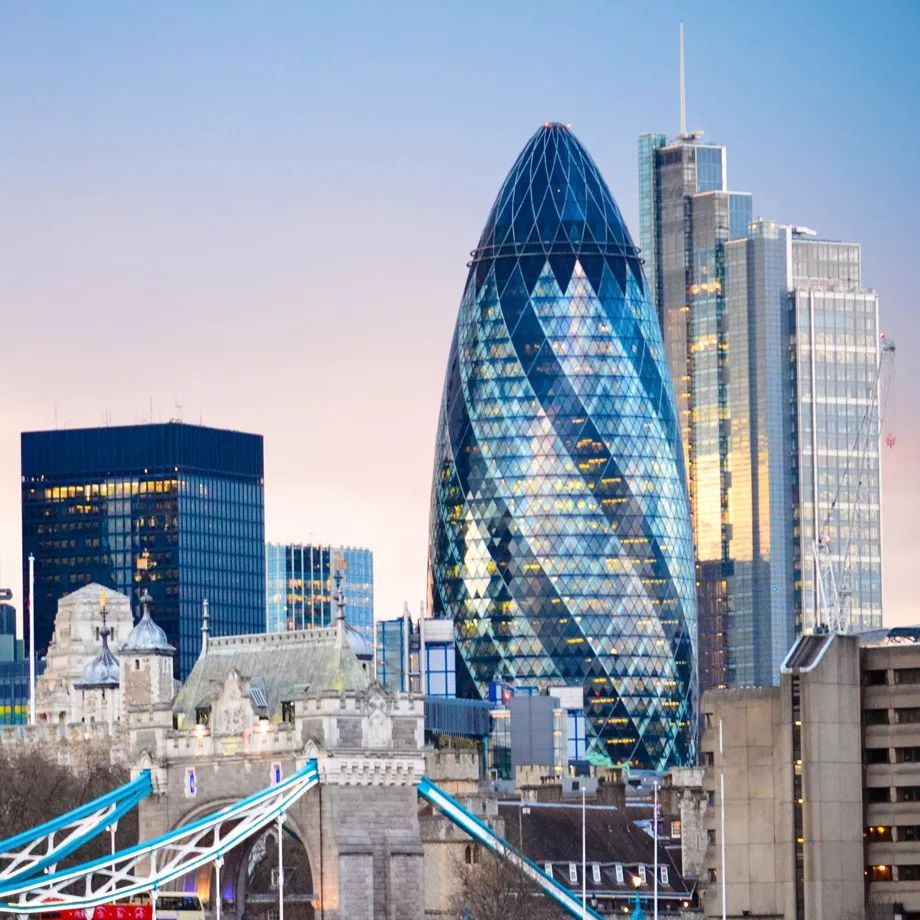 摇滚、坎普、Kaws：狂野又优雅的七月看展指南