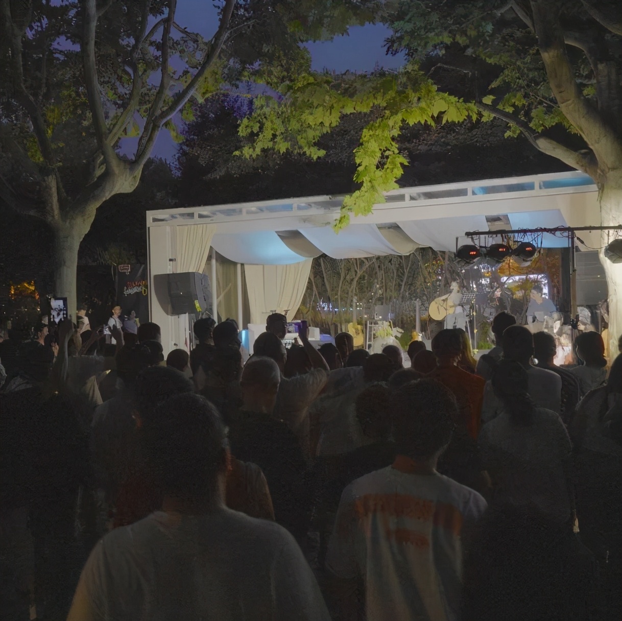 真正的会弹吉他的人,会弹吉他的人给人的感觉