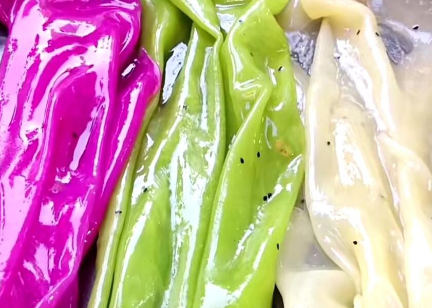 95后单身小姐姐摆摊卖凉皮,大学生摆摊卖凉皮