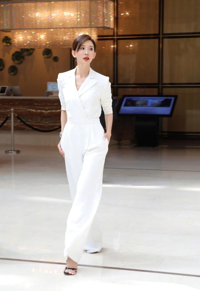 林志玲穿黑裙亮相好身材惹人羡,林志玲深v裙亮相