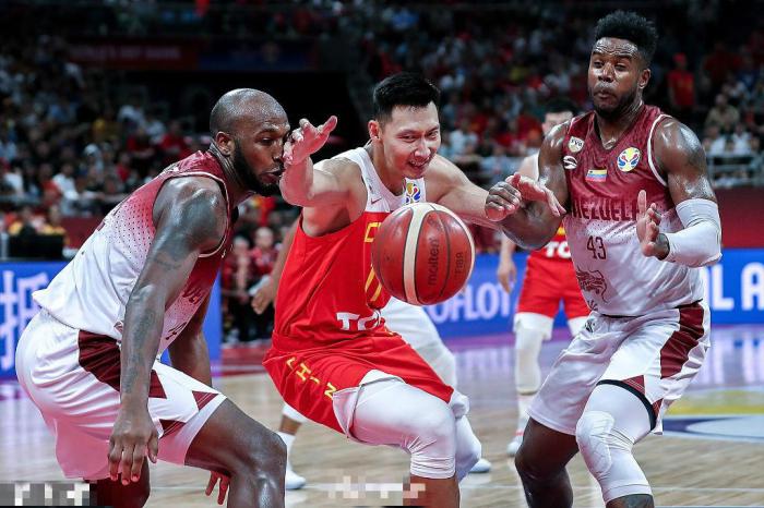 中国男篮年轻球员让人看到了希望,中国男篮非职业的打不过cba球员吗