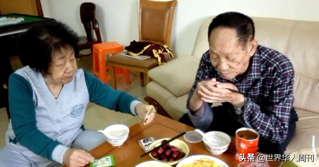 老人哭泣送别袁隆平,夫人泪目送别袁隆平