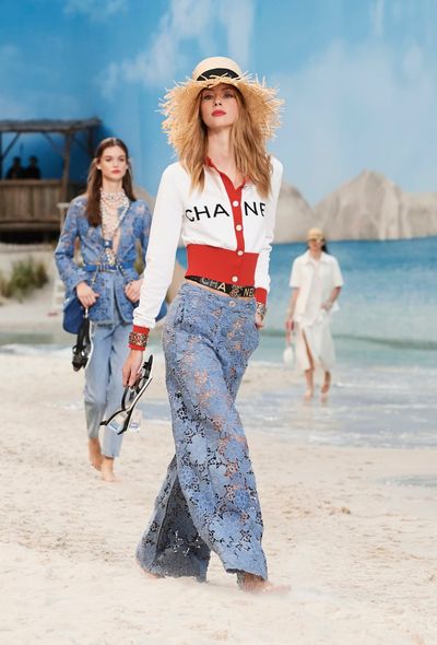 香港女首富甘比黑裙出席典礼,香港女首富甘比的成功