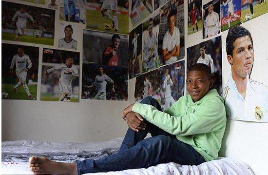 c罗跟梅西哪个身价更高,梅西和c罗的偶像是谁