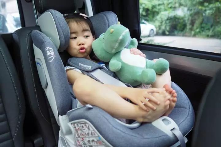 婴儿多大可以使用半躺安全座椅,安全座椅0-12岁可坐可躺测评