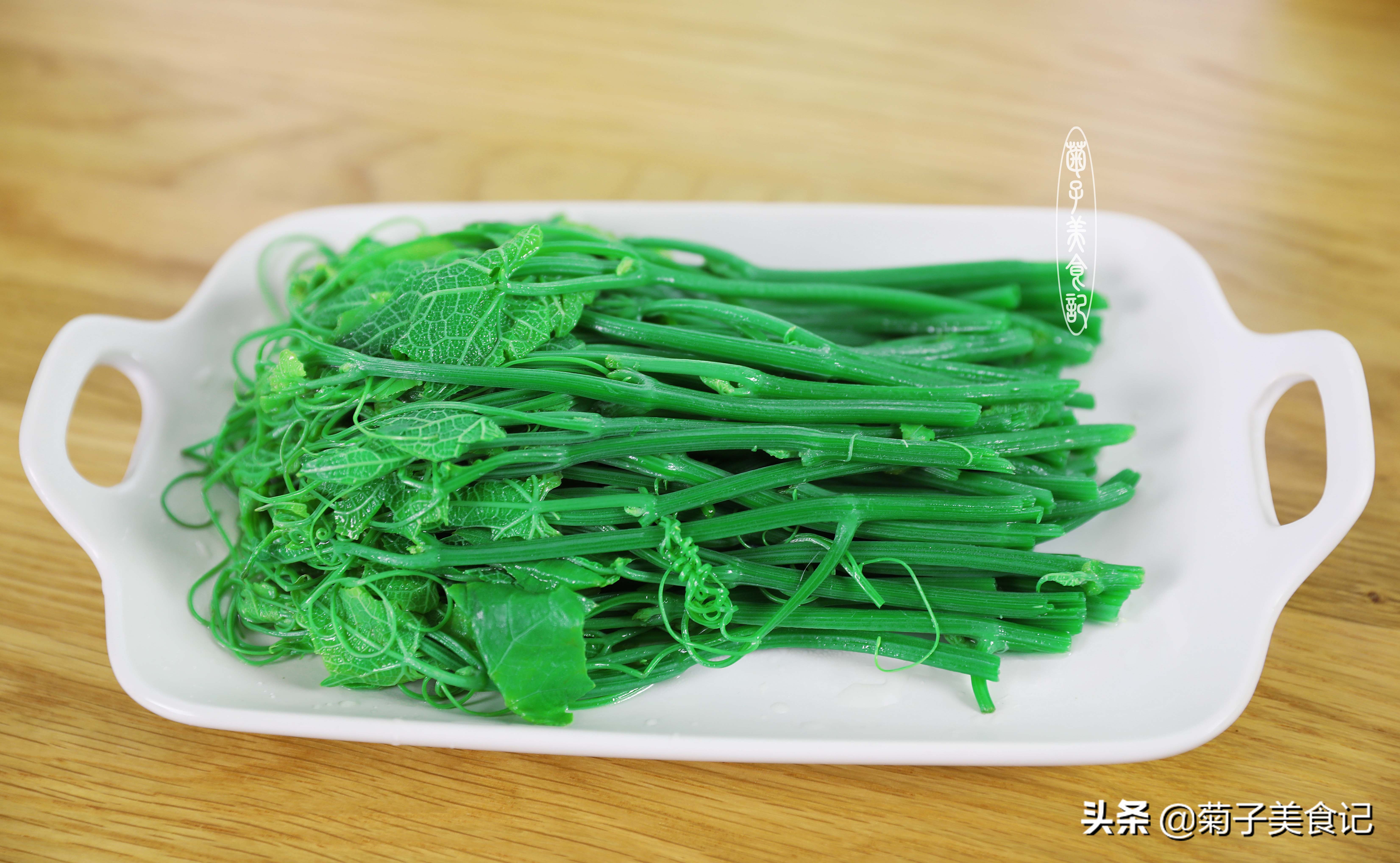 这道爽口凉拌菜简单开胃全家都爱,一道凉拌菜吃起来非常的鲜嫩可口