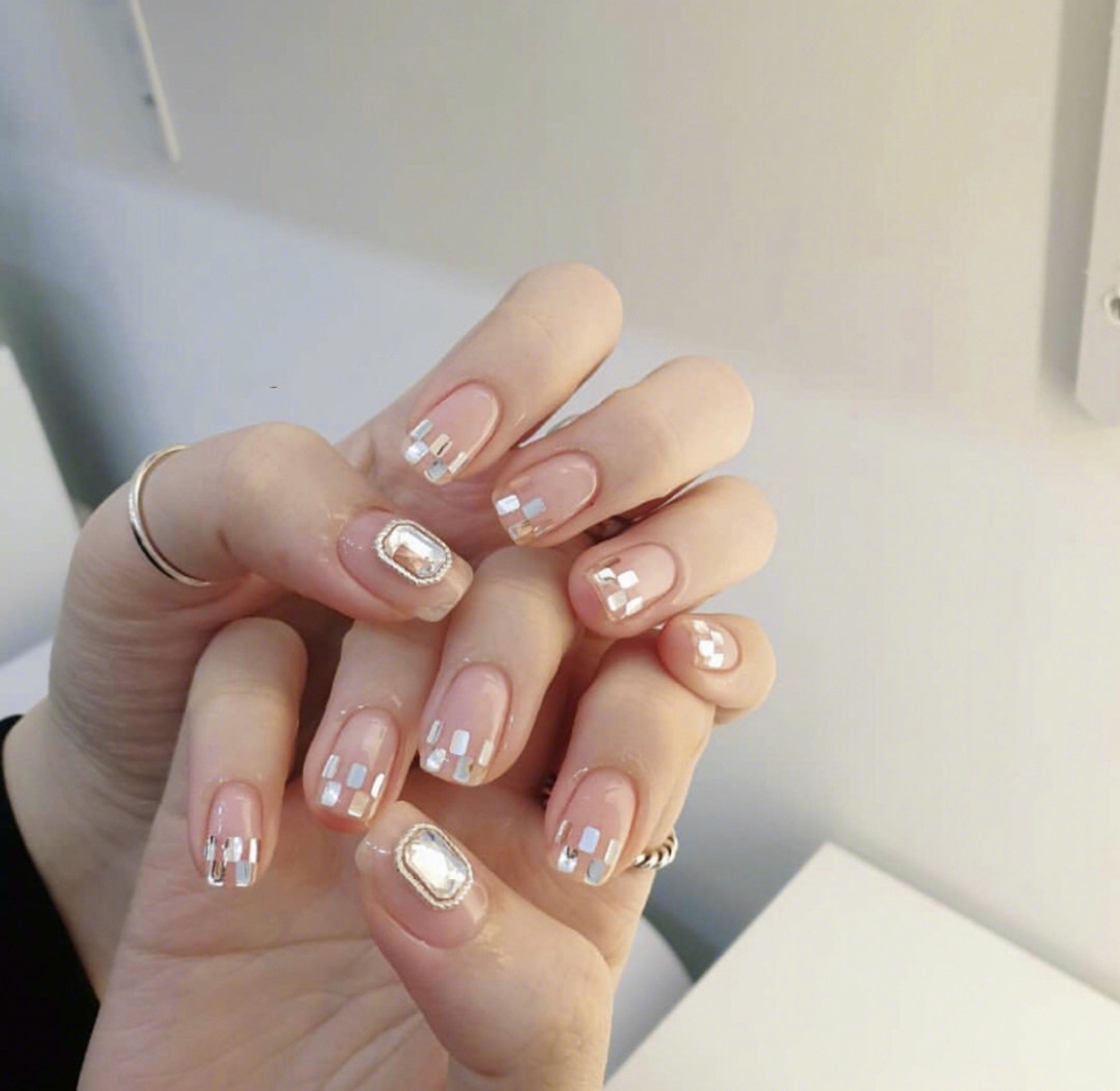 美甲夏日显白气质清冷,夏日仙气美甲适合指甲往里面长的