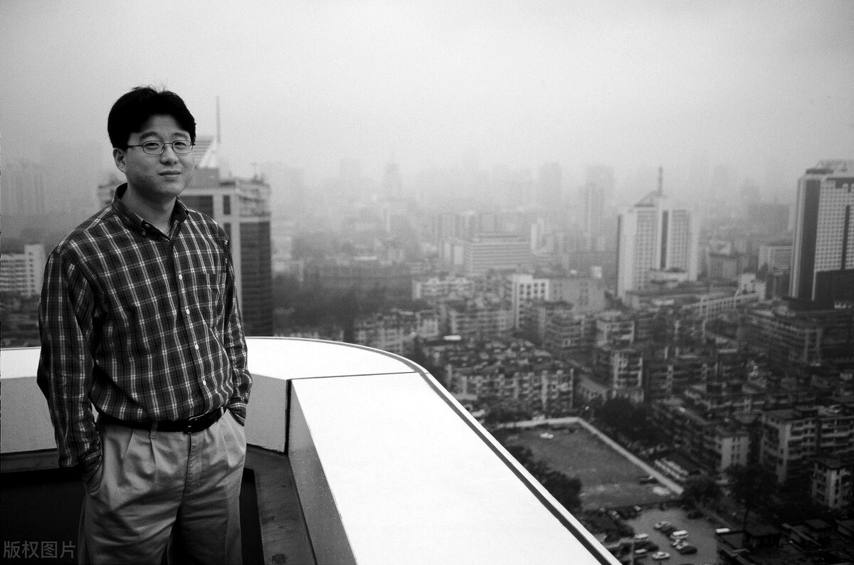 “养猪人”丁磊的经商之路,抛弃“铁饭碗”创立网易,靠游戏发家