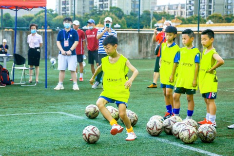 沈阳足球少年为何选择试训恒大足校？这里的青训已成一杆标尺