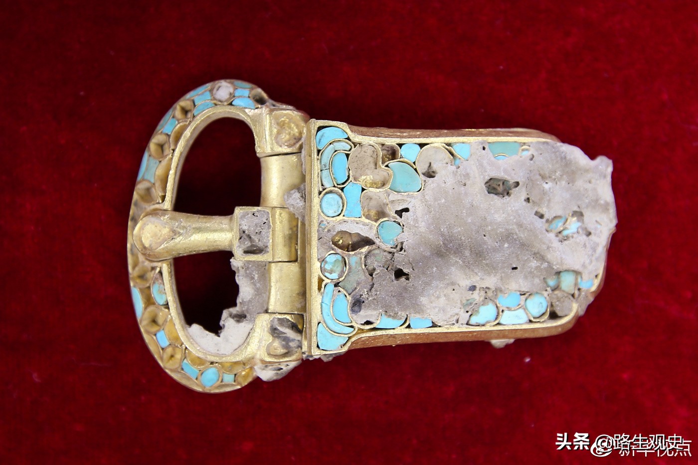 马步芳盗挖青海都兰古墓，派1个工兵营进驻，拿走金银器留下丝绸