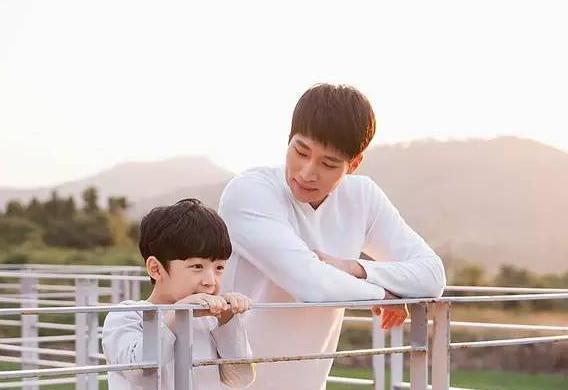 妹妹“泡奶浴”走红，由哥哥用整罐奶粉调制，网友：暴风即将到来