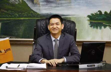 卖口红、小笼包起家，如今年收23亿，成为上市公司掌舵人