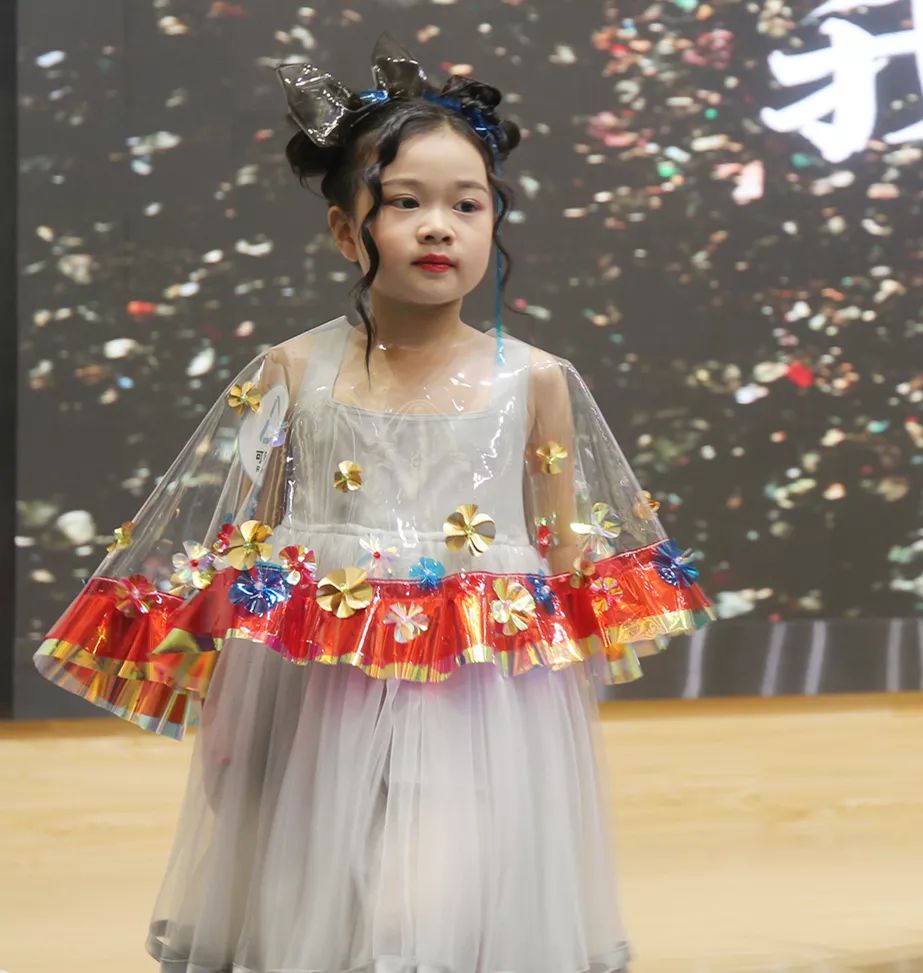 垃圾分类齐参与文明城市我先行,垃圾分类齐参与人人动手美家园