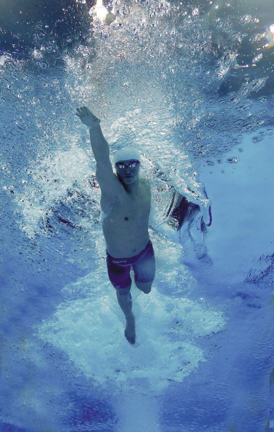 领奖台这一幕孙杨霍顿均回应,霍顿拒绝领奖孙杨回应