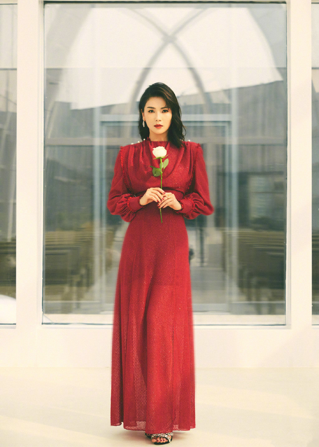 41岁刘涛穿红色衣服,44岁刘敏涛红黑礼服