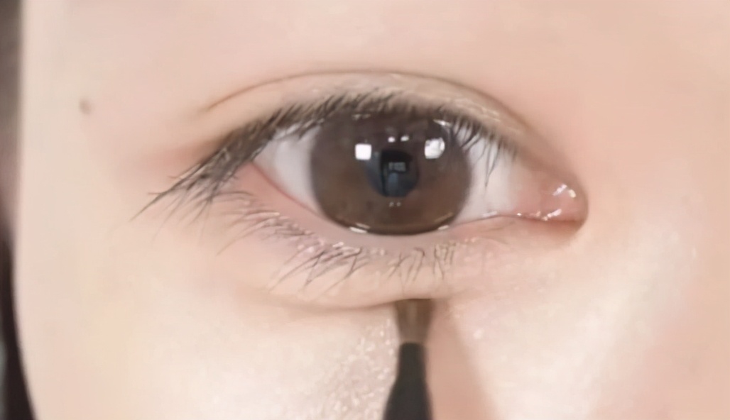 眼睛小如何化妆来弥补这一缺陷,眉眼间距太小怎么化妆显眼睛大