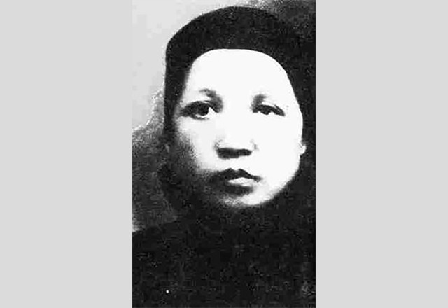 毛主席看到与母亲的合影，激动地用土话问道：咯是从哪里拱出来的