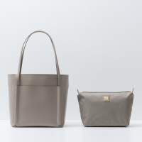 不要再背烂大街的双肩包了,别再背烂大街的轻奢包