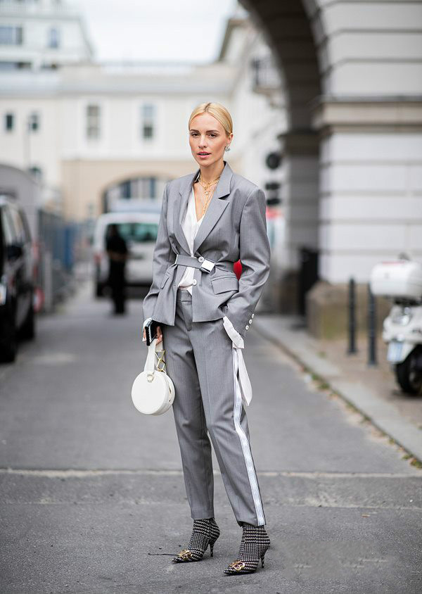 一条腰带怎么系好看,一条腰带搭配法