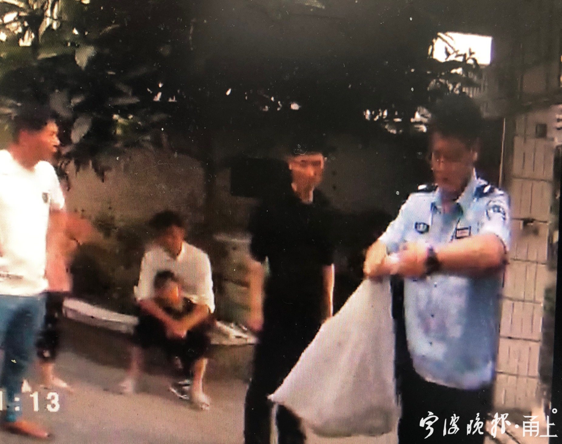 民警抓捕蛇视频,春季民警抓蛇