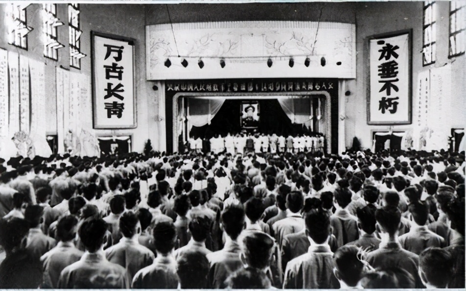 贺炳炎:22岁锯掉右臂,47岁去世,出殡时20万军民冒雨送行