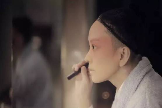 一个只争第一的姑娘，在台上扮男人却成了“头牌”