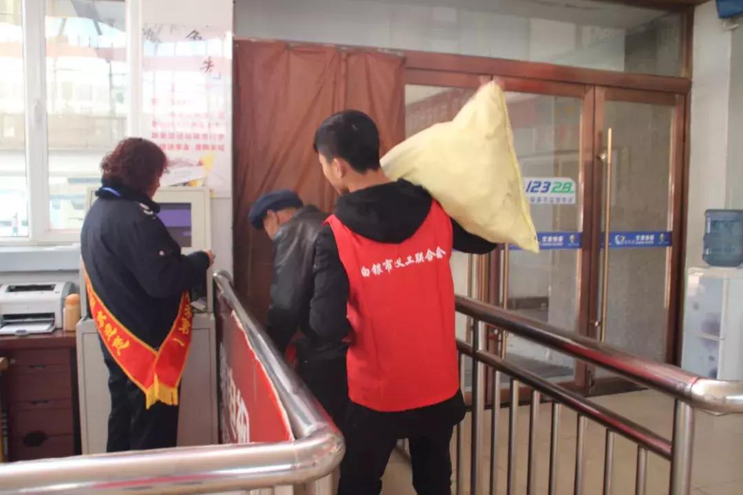 白银：爱心志愿者成为汽车站春运一道最亮风景线