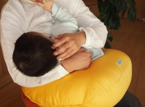 三个月宝宝喝完奶斜躺枕头睡觉,3个月宝宝吃完奶睡着了打响屁