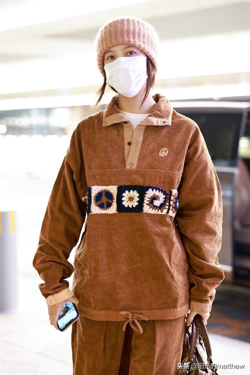 宋妍霏街拍皮衣混搭运动裤铆钉,宋妍霏条纹上衣穿搭