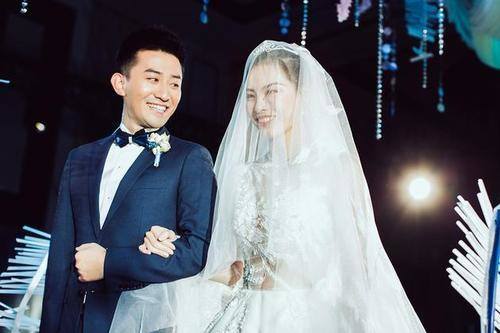 吴敏霞曾获29次世界冠军,跳水冠军吴敏霞意外受伤视频