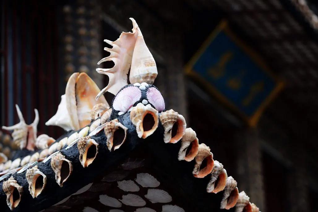 山东大爷捡100万贝壳造楼完整版,山东大爷拿起1000万金砖视频