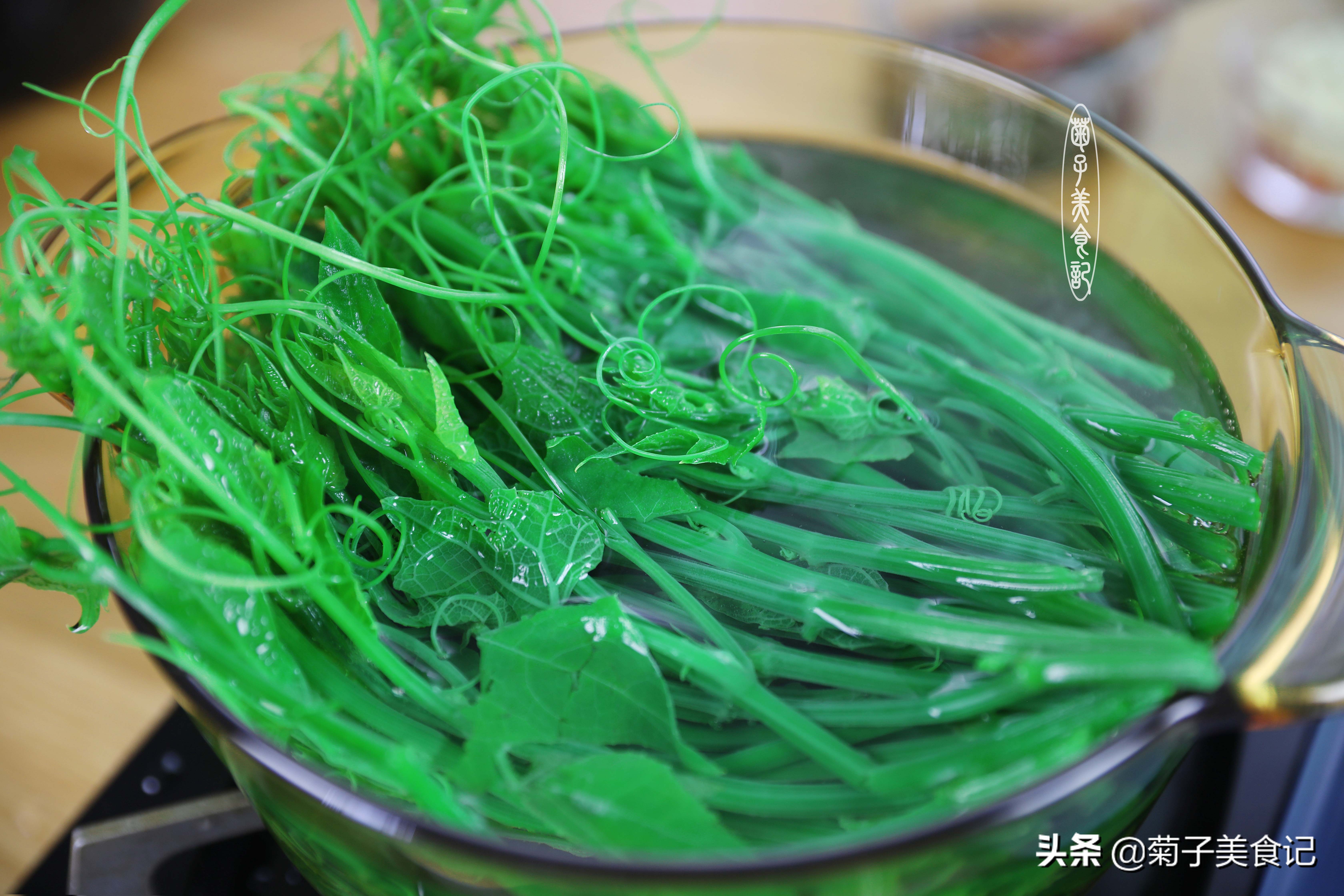 这道爽口凉拌菜简单开胃全家都爱,一道凉拌菜吃起来非常的鲜嫩可口