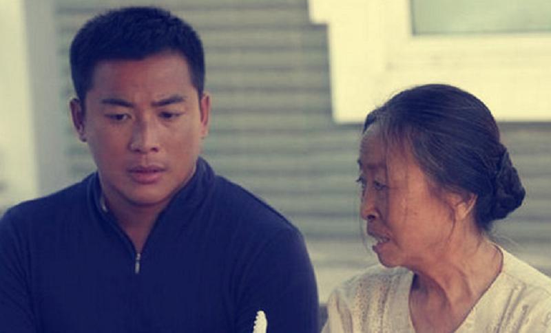 83岁丑娘张少华，生病独自一人去住院，干儿子杨志刚亲自接她出院